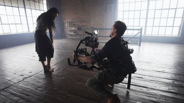 Quels sont les défis de la mise en scène d'une pièce de théâtre du 17ème siècle dans un contexte moderne ?