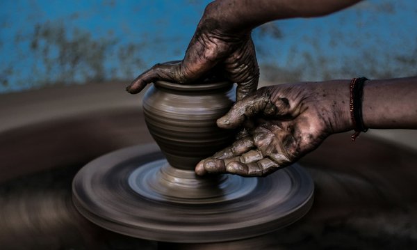 Quels sont les meilleurs moyens pour enseigner l'art de la poterie à distance?